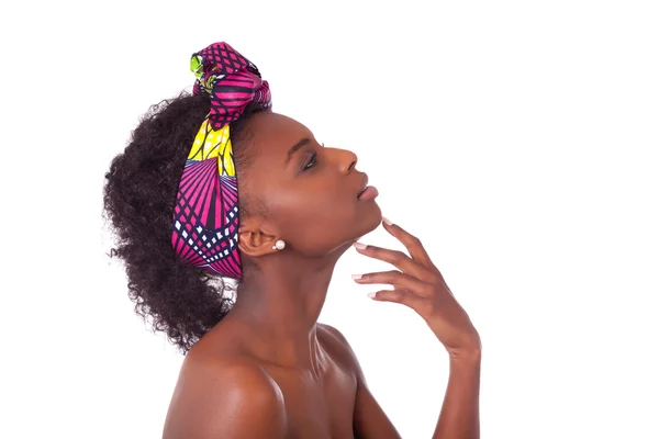 Giovane bella donna africana ritratto, isolato sulla schiena bianca — Foto Stock