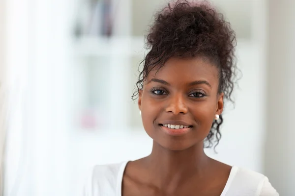 Retrato de mulher afro-americana bonita - pessoas negras — Fotografia de Stock