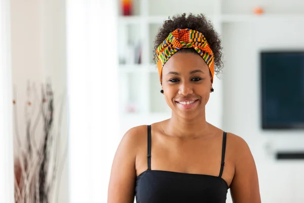 Bella donna afro-americana indossa una sciarpa testa africana  - — Foto Stock