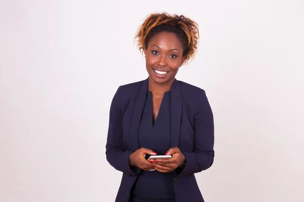 Africké americké obchodní žena pomocí smartphone - černé lidi. — Stock fotografie
