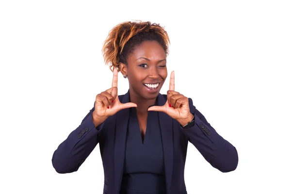 Afro-Amerikaanse zakenvrouw maken frame gebaar met haar ha — Stockfoto