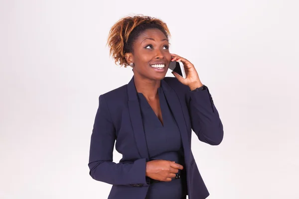 Αφρικανική αμερικανική επιχείρηση γυναίκα πραγματοποίηση μιας τηλεφωνικής κλήσης — Φωτογραφία Αρχείου