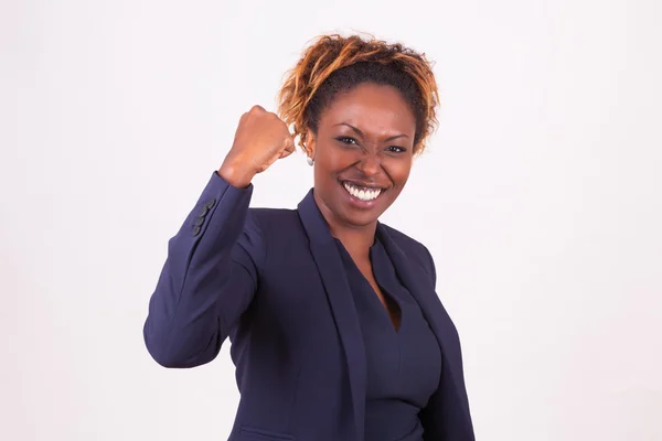 Афроамериканская деловая женщина с сжатым кулаком — стоковое фото