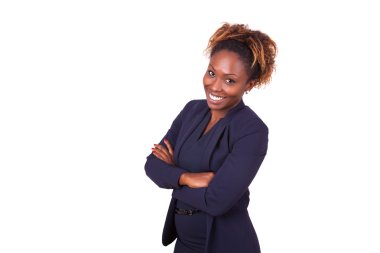 Kendine güvenen Afro-Amerikan iş kadını katlanmış silah ile