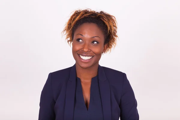 Afro-amerikai üzleti nő keresi fel — Stock Fotó
