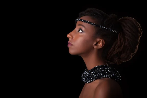 Junge schöne afrikanische Frau trägt traditionellen Schmuck, isol — Stockfoto