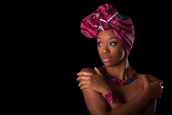 Jovem bela mulher africana vestindo um lenço de cabeça tradicional, I — Fotografia de Stock