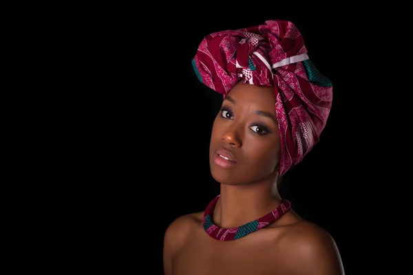 Jovem bela mulher africana vestindo um lenço de cabeça tradicional, I — Fotografia de Stock