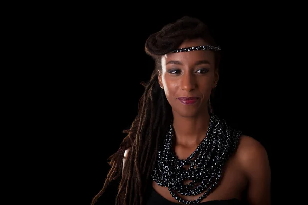 Junge schöne afrikanische Frau trägt traditionellen Schmuck, isol — Stockfoto
