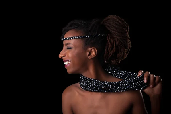 Jonge mooie Afrikaanse vrouw dragen van traditionele sieraden, Isol — Stockfoto