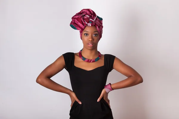 Jovem mulher africana bonita vestindo um lenço de cabeça tradicional — Fotografia de Stock