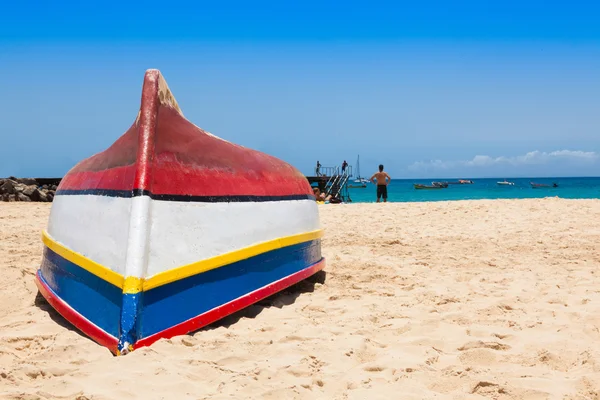 Barco Fisher na praia de Santa Maria em Sal Cabo Verde - Cabo Verde — Fotografia de Stock