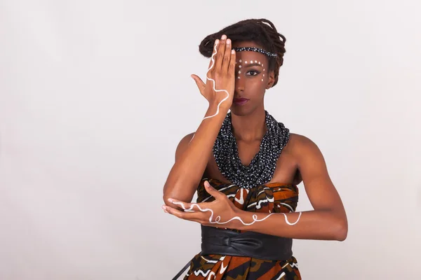 Jovem bela mulher africana vestindo roupas tradicionais e j — Fotografia de Stock