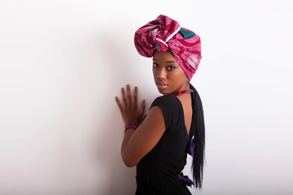 年轻美丽的非洲女人戴着传统头巾 — 图库照片