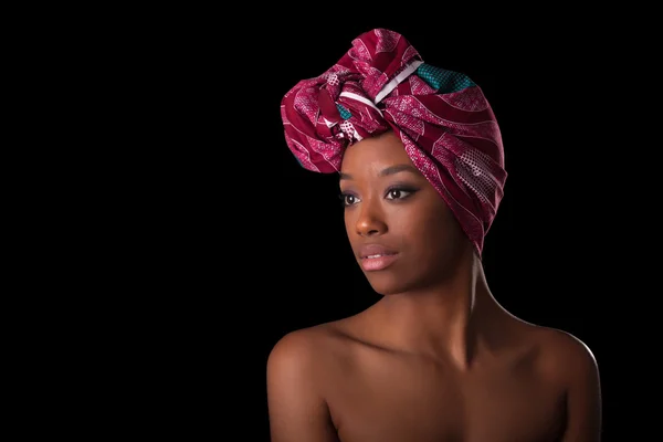 Jeune belle femme africaine portant un foulard traditionnel, je — Photo