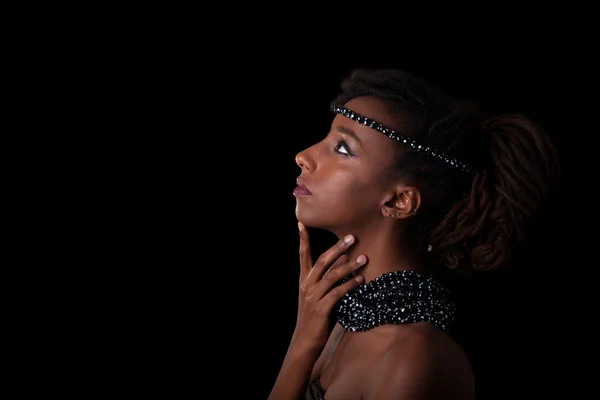 Jovem bela mulher africana vestindo jóias tradicionais, Isol — Fotografia de Stock