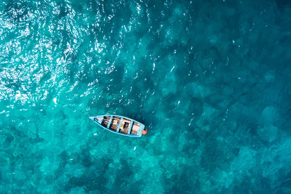 Vista aérea Barco de pesca tradicional em Santa Maria em Sal Isla — Fotografia de Stock