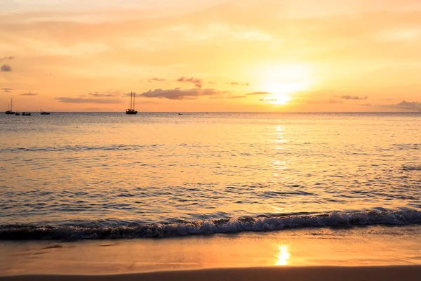 Sunset in Tarrafal beach in Santiago island in Cape Verde - Cabo — Stock Photo, Image