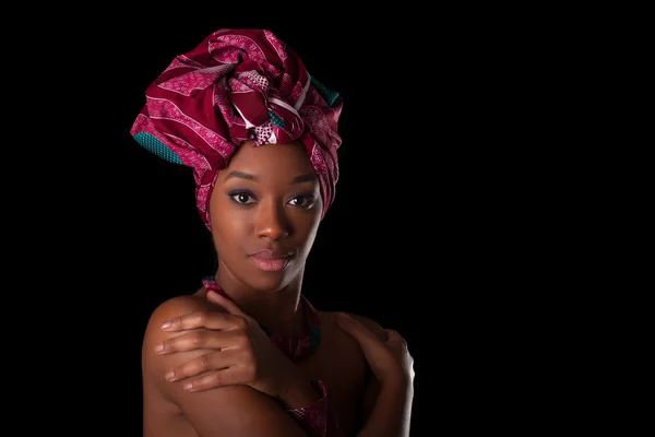 Jeune belle femme africaine portant un foulard traditionnel, je — Photo
