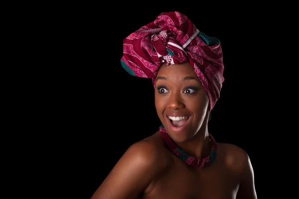 Mladá krásná Africká žena nosí tradiční šátek, jsem — Stock fotografie