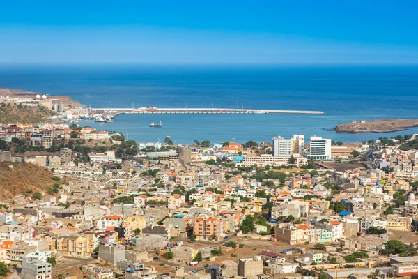 Uitzicht op de stad Praia in Santiago-de hoofdstad van de Kaapverdische eilanden - — Stockfoto