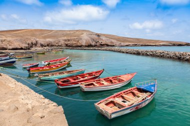 Sal Adaları Pedra Lume limanında Balıkçı tekneleri - Cape Verde - 