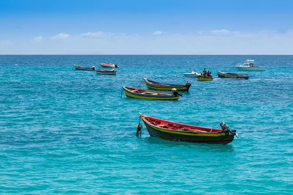 Traditionele fisher boot in Santa Maria in eiland Sal in Cape Ve — Stockfoto