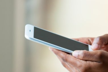 Dokunsal hareket eden smartphone - Bl tutan Afro-Amerikan kişi