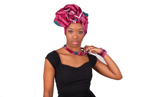 Joven mujer africana hermosa con un pañuelo de cabeza tradicional — Foto de Stock
