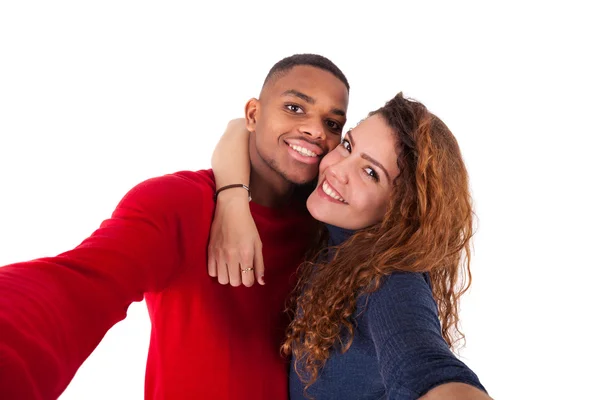 Glückliches gemischtes Paar, das ein Selfie-Foto über einem weißen Rücken macht — Stockfoto