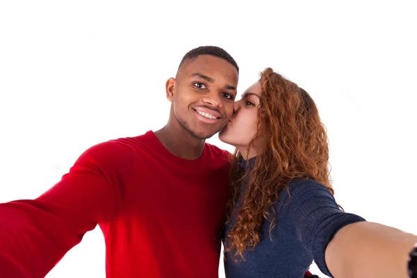 Glückliches gemischtes Paar, das ein Selfie-Foto über einem weißen Rücken macht — Stockfoto