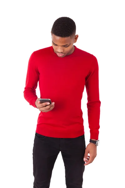 African American jonge man het verzenden van een tekstbericht op haar smartph — Stockfoto