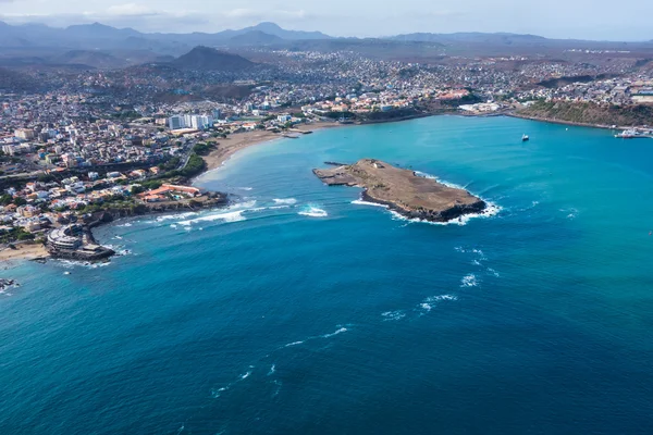 Santiago - Cape Verde başkentidir Praia şehrin havadan görünümü — Stok fotoğraf