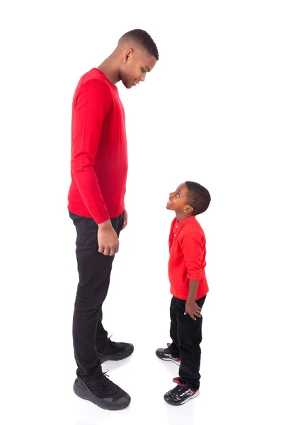 Afro-americano homem com seu pequeno menino isolado no branco backg — Fotografia de Stock