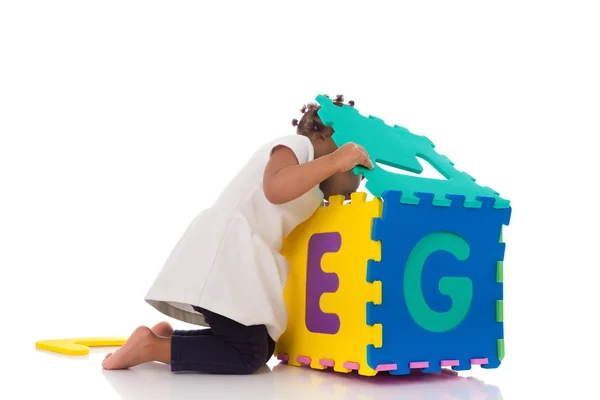 Pequena menina afro-americana brincando com jogo de construção — Fotografia de Stock