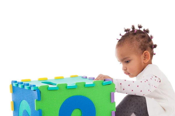 Küçük Afrikalı-Amerikalı bebek kız inşaat oyun oynuyor — Stok fotoğraf