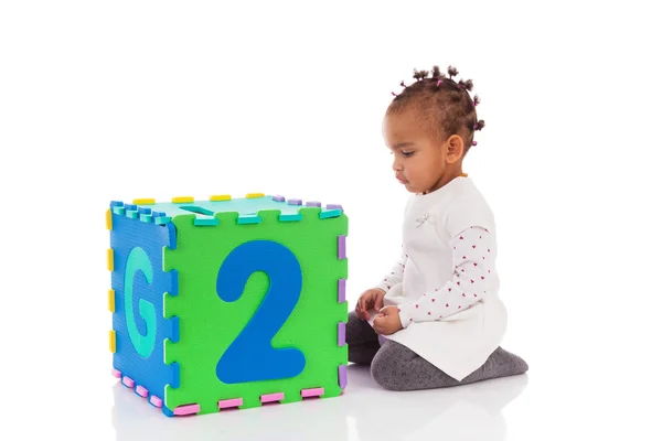 Pequena menina afro-americana brincando com jogo de construção — Fotografia de Stock