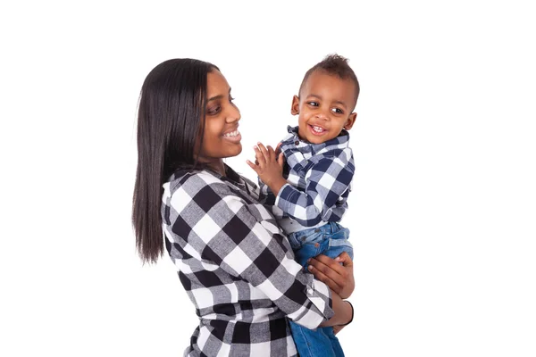 Afro-americano mãe segurando seu pequeno filho isolado no whit — Fotografia de Stock