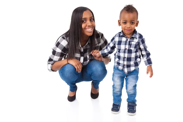Afrikanisch-amerikanische Mutter mit ihrem kleinen Sohn isoliert auf weißem B — Stockfoto