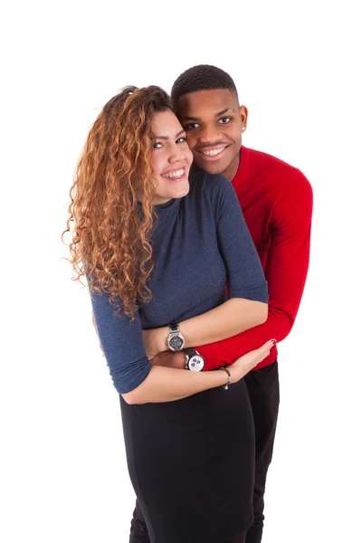 Glückliches gemischtes Paar, das sich vor weißem Hintergrund umarmt — Stockfoto