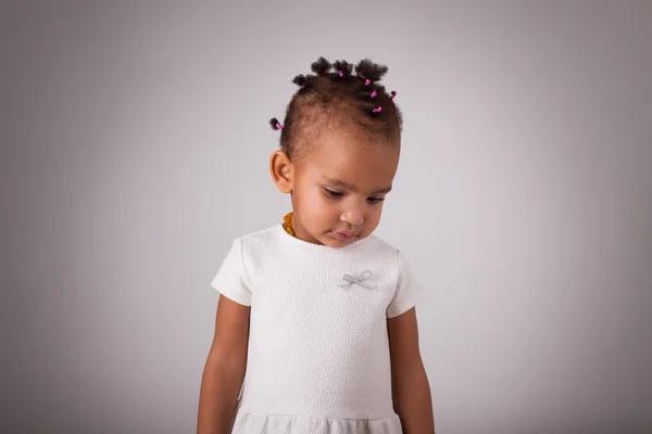 Портрет маленькой афроамериканской девочки — стоковое фото