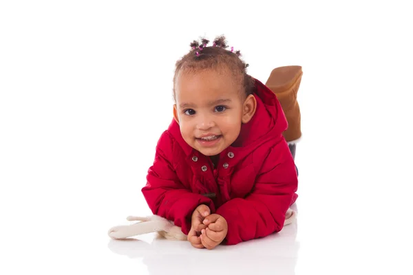 Retrato de una niñita afroamericana acostada en el suelo — Foto de Stock