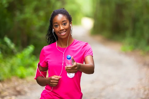 Donna afroamericana jogger in possesso di una bottiglia d'acqua - Fitness — Foto Stock