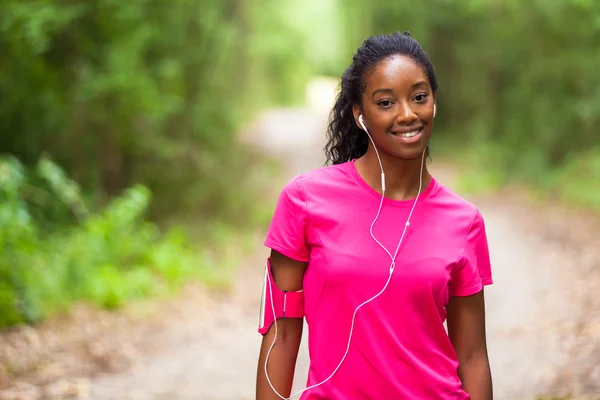 Retrato de jogger mujer afroamericana - Fitness, personas y h — Foto de Stock