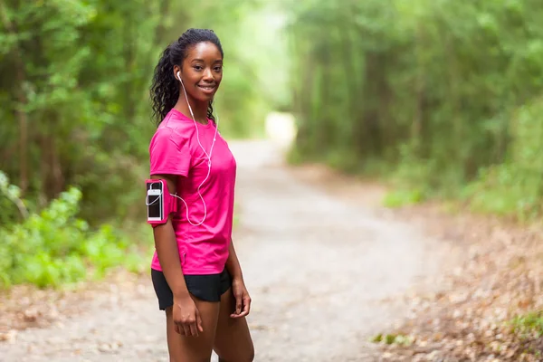 Mujer afroamericana jogger retrato fitness, personas y él — Foto de Stock