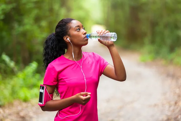 Donna afroamericana che fa jogging acqua potabile - Fitness, persone — Foto Stock