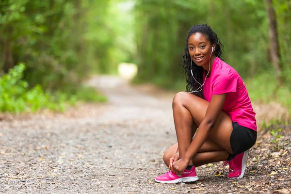 Afrikalı-Amerikalı kadın atlet ayakkabı Dantel - Fitness, pe sıkma — Stok fotoğraf
