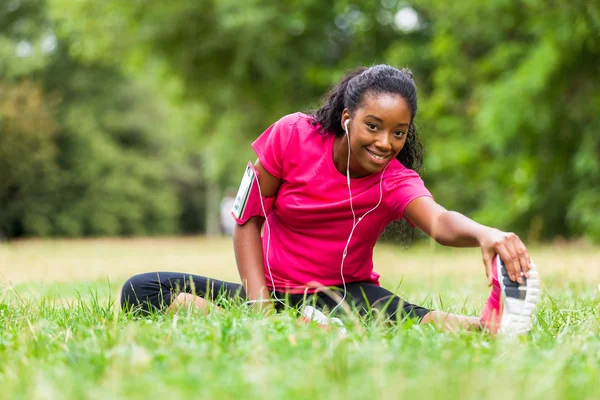 Afroamericano donna jogger stretching - Fitness, persone e — Foto Stock