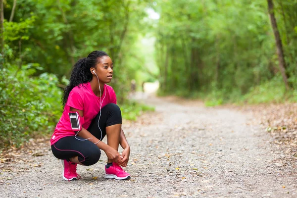 Mujer afroamericana corredora apretando el encaje del zapato - Fitness, pe — Foto de Stock