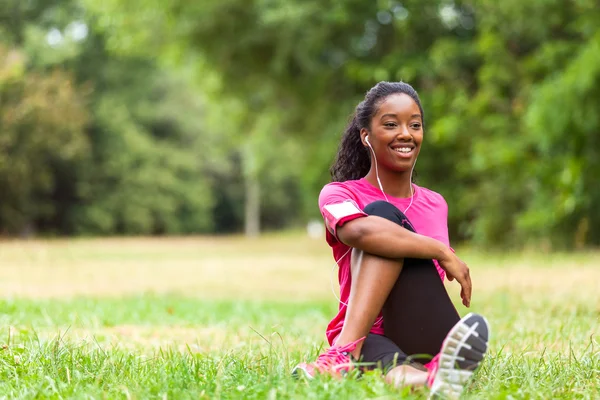Mujer afroamericana jogger estiramiento - Fitness, personas y —  Fotos de Stock